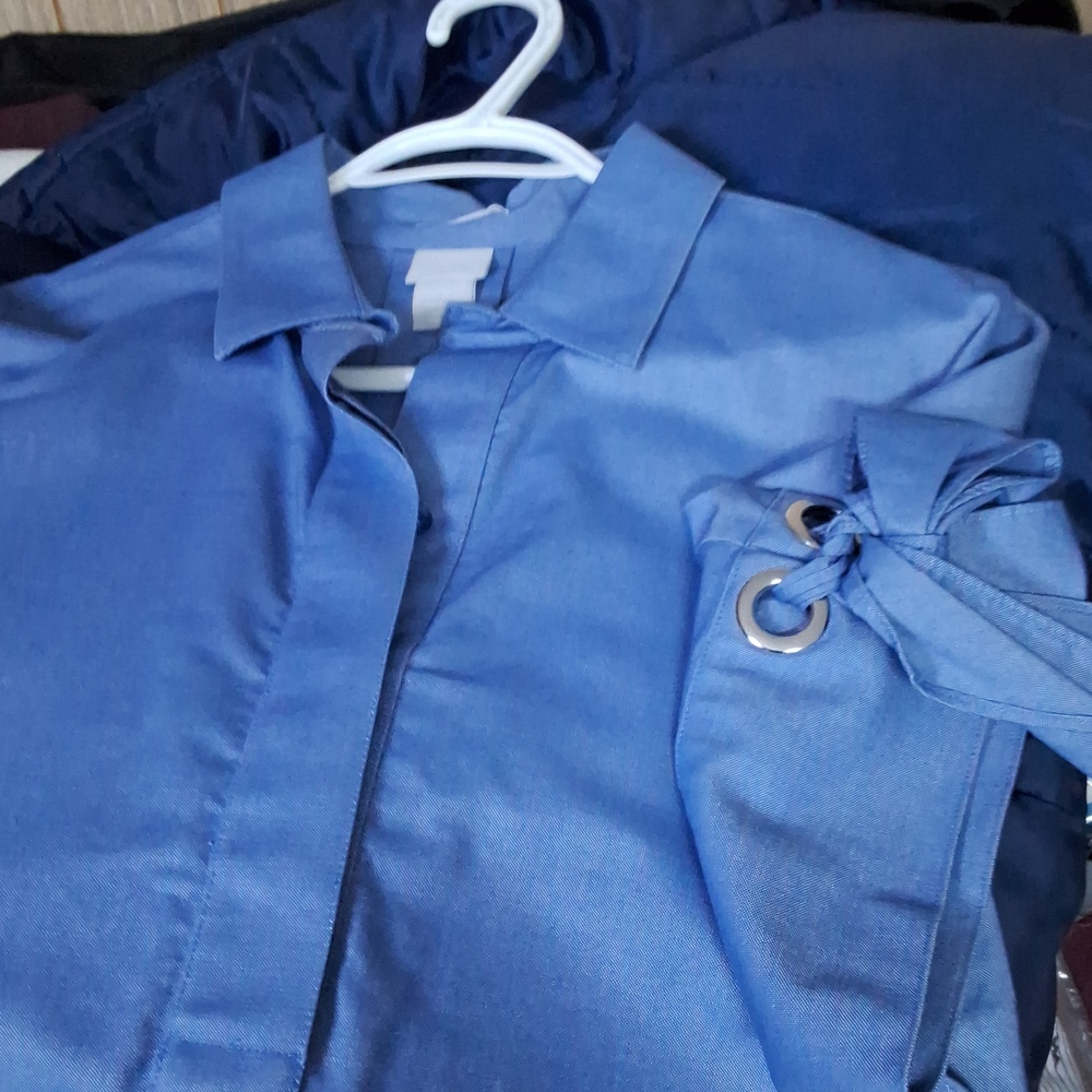 CAICO'S blue light denim blouse with bow on sleeves Ptp 23-1/2"